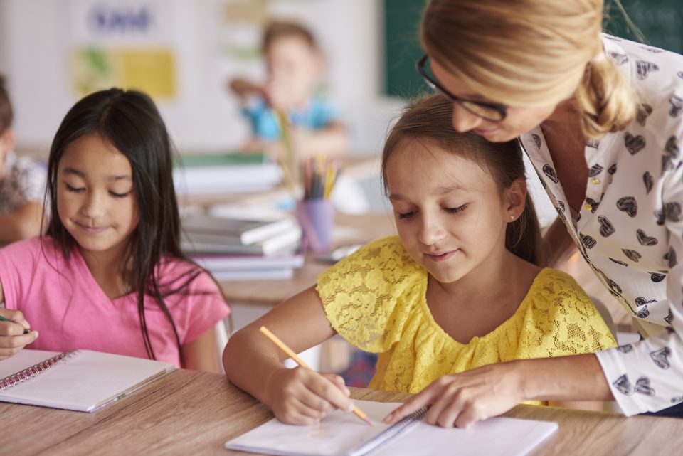 A lei entra em vigor em 1º de julho deste ano, mas sua implementação plena dependerá de fatores como financiamento, adaptação curricular e capacitação de professores. (Foto: Freepik)