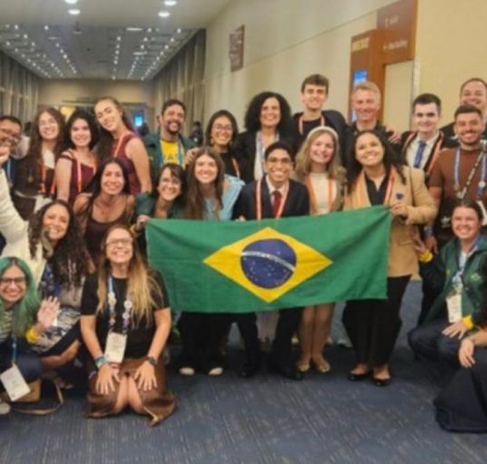 A competição é organizada pela Society for Science, com patrocínio da Regeneron Pharmaceuticals, e distribuiu mais de 7 milhões de dólares em prêmios, bolsas de estudo e oportunidades acadêmicas (Foto: Divulgação)