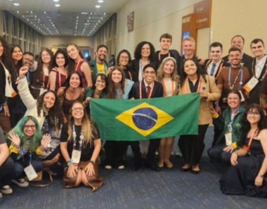 A competição é organizada pela Society for Science, com patrocínio da Regeneron Pharmaceuticals, e distribuiu mais de 7 milhões de dólares em prêmios, bolsas de estudo e oportunidades acadêmicas (Foto: Divulgação)
