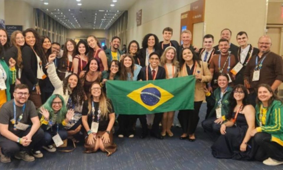 A competição é organizada pela Society for Science, com patrocínio da Regeneron Pharmaceuticals, e distribuiu mais de 7 milhões de dólares em prêmios, bolsas de estudo e oportunidades acadêmicas (Foto: Divulgação)