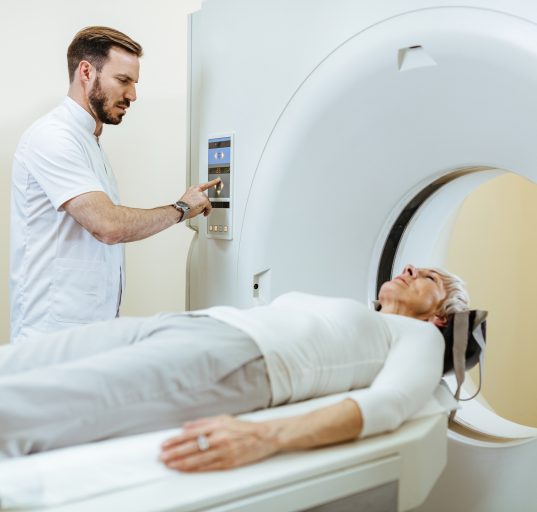 A integração entre inteligência artificial e medicina diagnóstica utiliza algoritmos para auxiliar médicos em áreas como radiologia, cardiologia, dermatologia e oncologia. (Foto: Freepik)