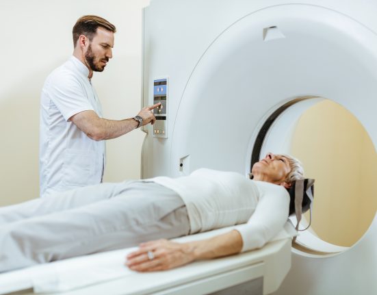 A integração entre inteligência artificial e medicina diagnóstica utiliza algoritmos para auxiliar médicos em áreas como radiologia, cardiologia, dermatologia e oncologia. (Foto: Freepik)