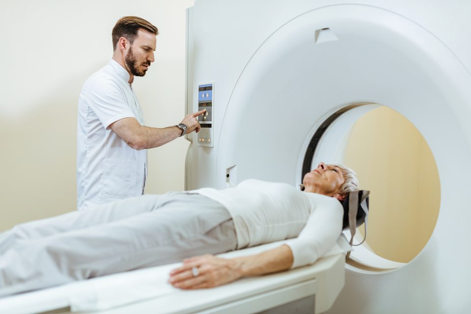 A integração entre inteligência artificial e medicina diagnóstica utiliza algoritmos para auxiliar médicos em áreas como radiologia, cardiologia, dermatologia e oncologia. (Foto: Freepik)