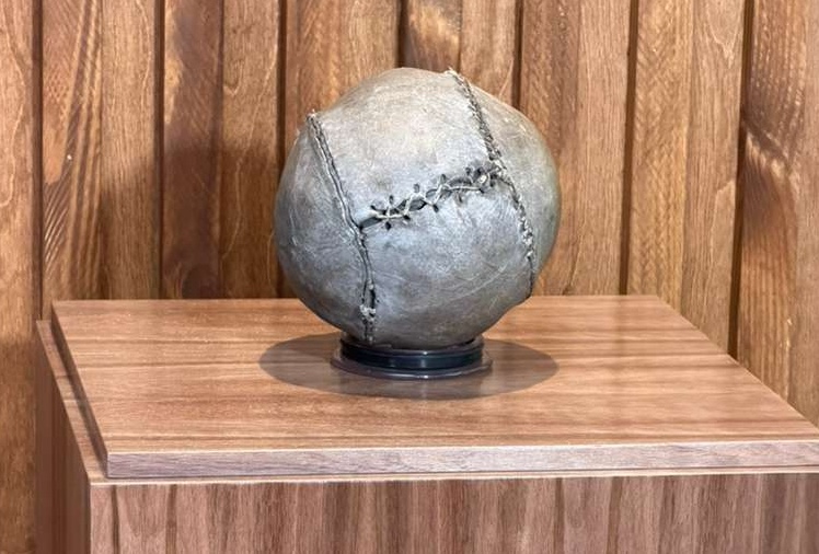 Bola mais antiga do mundo é a estrela da mostra, esteve também no espaço do Banco do Brasil Americas no Club90