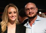 A anfitirã Bruna Seger com o artista Rubem Robierb