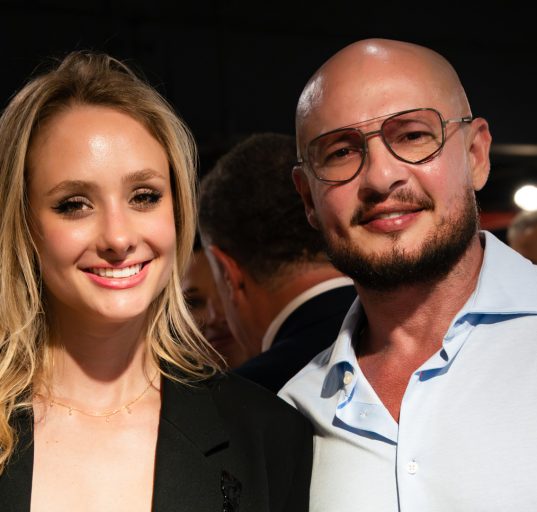 A anfitirã Bruna Seger com o artista Rubem Robierb