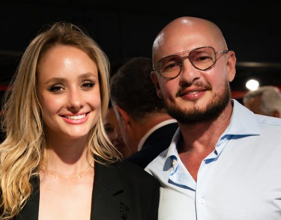 A anfitirã Bruna Seger com o artista Rubem Robierb