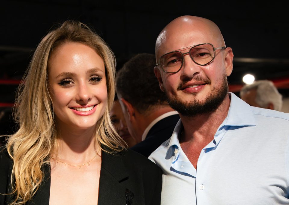 A anfitirã Bruna Seger com o artista Rubem Robierb