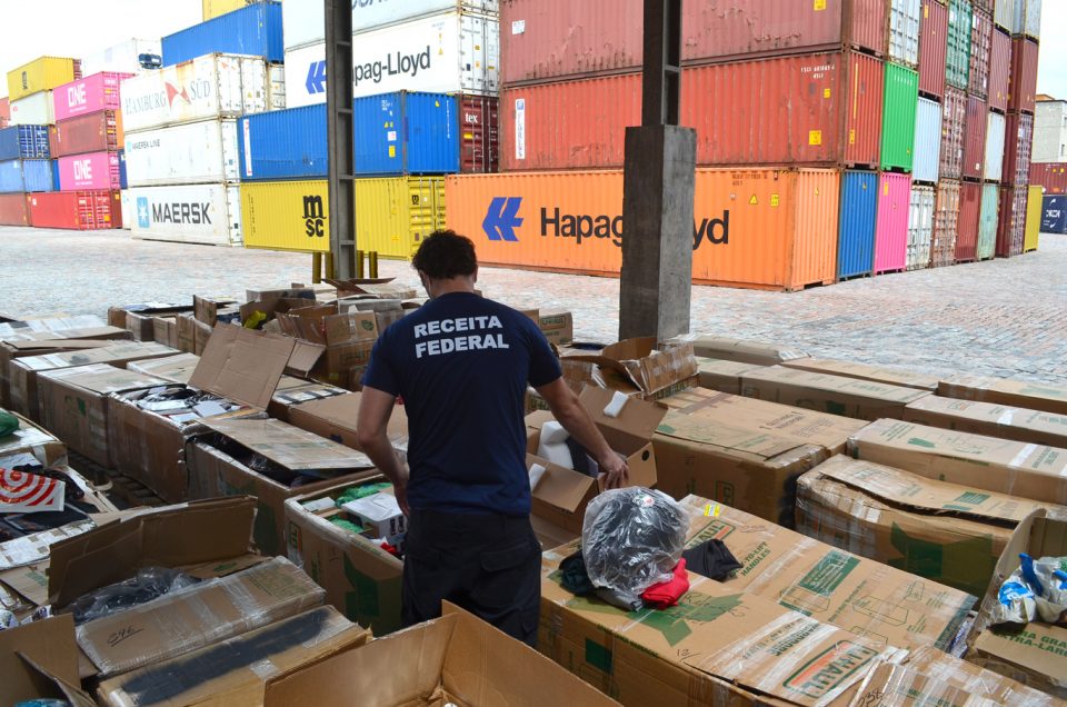Toda carga precisa ter conhecimento de transporte marítimo, o documento chamado BL–Bill of Lading, emitido em nome do destinatário brasileiro (Foto: Receita Federal)