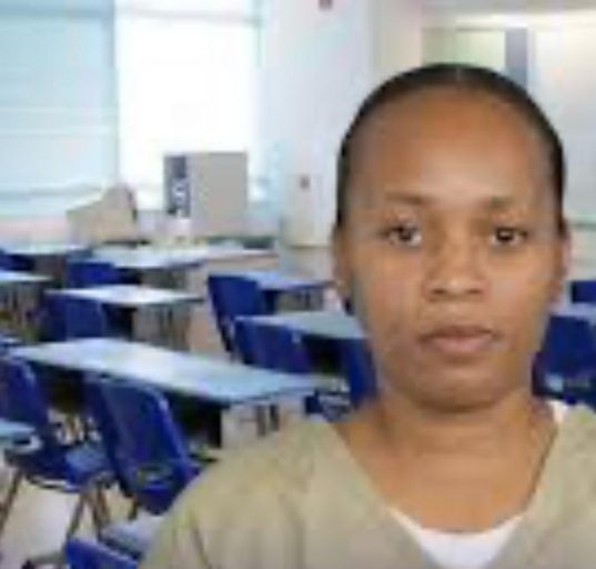 Com fiança estipulada em $ 25 mil, Kashaundra Knowles responderá por crimes de organização criminosa para a prática de fraude, lavagem de dinheiro e uso ilícito de dispositivos de comunicação. A soma das penas pode chegar a 15 anos de reclusão em regime fechado (Foto: Reprodução redes sociais)