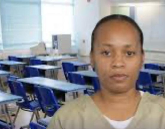 Com fiança estipulada em $ 25 mil, Kashaundra Knowles responderá por crimes de organização criminosa para a prática de fraude, lavagem de dinheiro e uso ilícito de dispositivos de comunicação. A soma das penas pode chegar a 15 anos de reclusão em regime fechado (Foto: Reprodução redes sociais)