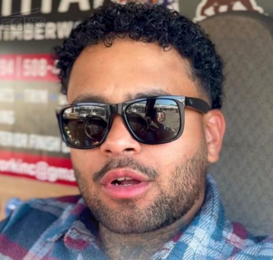 Vitor Francisco Gomes também responde por porte ilegal de arma de fogo e posse ilegal de munição. Ele permanece preso sem direito a fiança enquanto aguarda uma audiência de causa provável marcada para 14 de julho (Foto: Reprodução redes sociais)