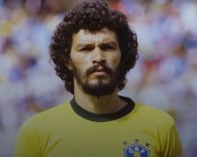 Nos anos finais da ditadura militar, Sócrates ajudou a transformar o Corinthians em um laboratório de participação democrática dentro do futebol brasileiro (Foto: Reprodução redes sociais)