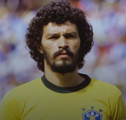 Nos anos finais da ditadura militar, Sócrates ajudou a transformar o Corinthians em um laboratório de participação democrática dentro do futebol brasileiro (Foto: Reprodução redes sociais)