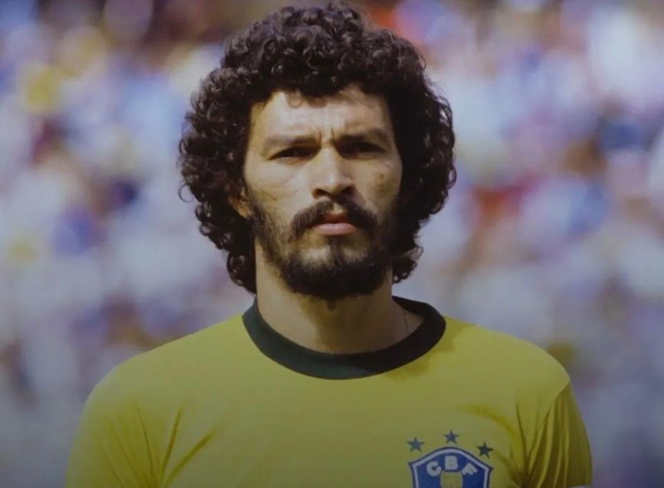 Nos anos finais da ditadura militar, Sócrates ajudou a transformar o Corinthians em um laboratório de participação democrática dentro do futebol brasileiro (Foto: Reprodução redes sociais)
