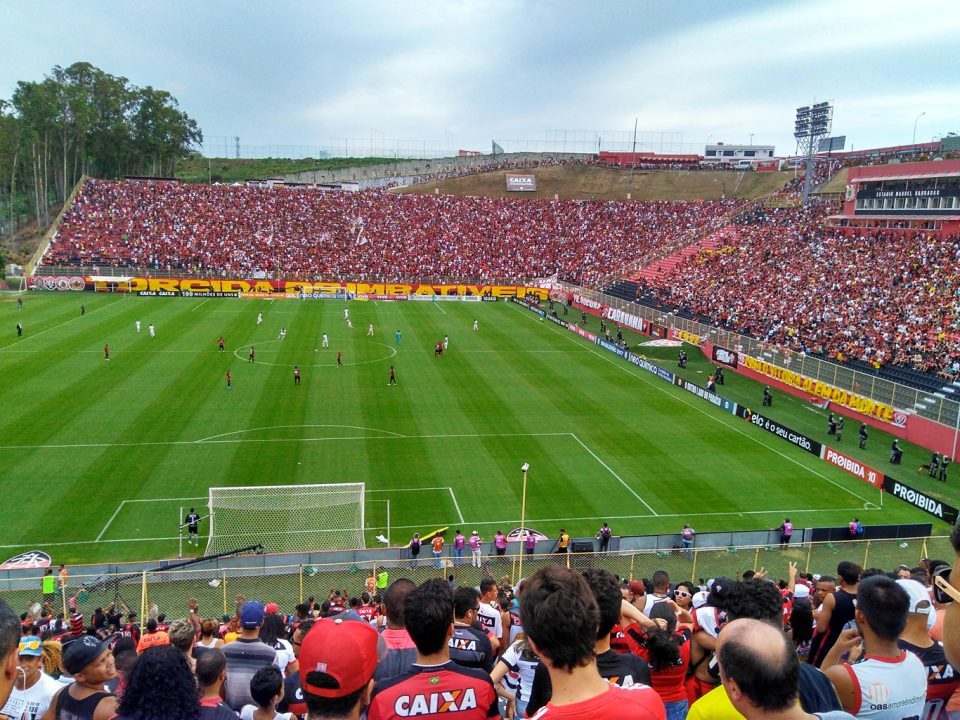 O Estádio Barradão, onde Vitória e Vasco realizaram o jogo na retomada do Brasileirão, após a Copa do Mundo (Foto: Wikimedia)