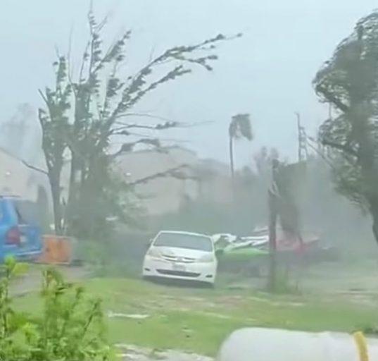O foco das operações é a busca por sobreviventes e a assistência imediata às comunidades que permanecem isoladas após a destruição das vias de acesso (Foto: Reprodução TV)
