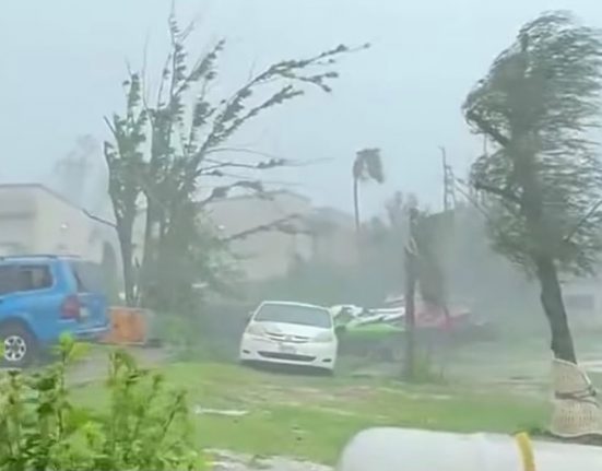 O foco das operações é a busca por sobreviventes e a assistência imediata às comunidades que permanecem isoladas após a destruição das vias de acesso (Foto: Reprodução TV)