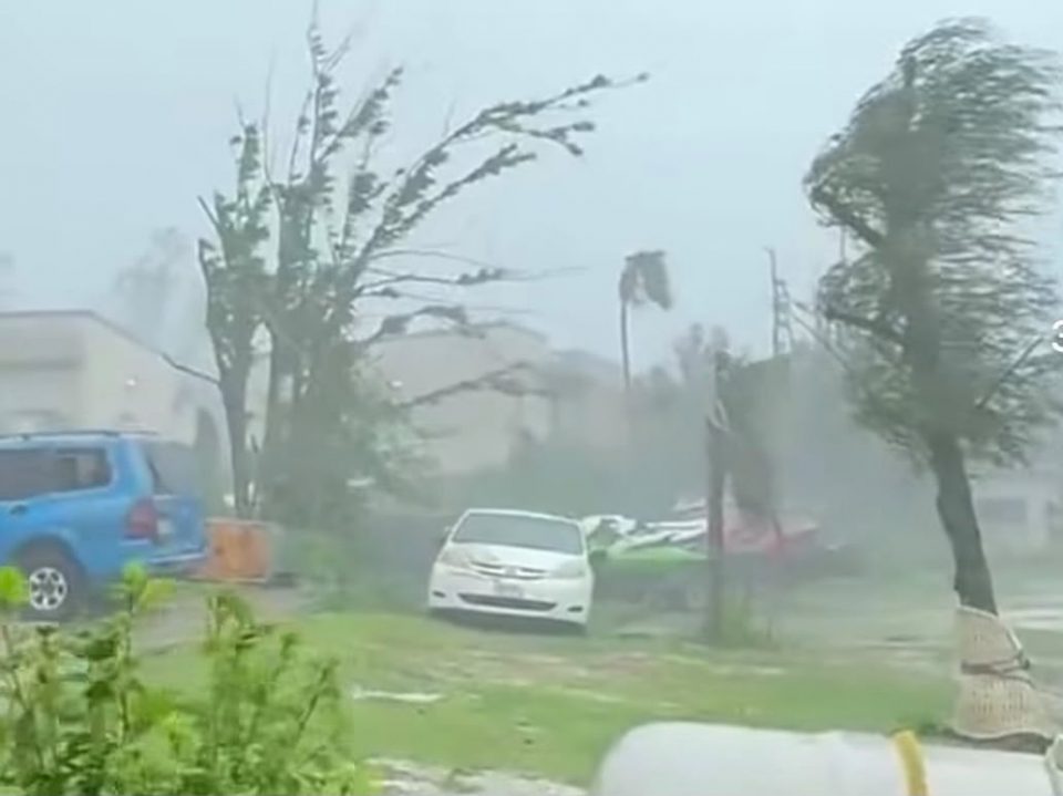 O foco das operações é a busca por sobreviventes e a assistência imediata às comunidades que permanecem isoladas após a destruição das vias de acesso (Foto: Reprodução TV)
