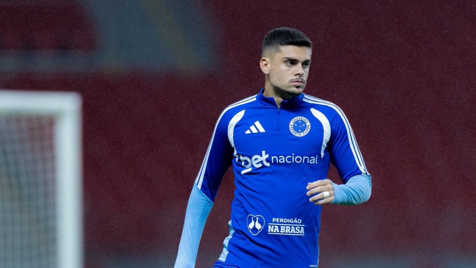 Gabriel Pec, com menos de uma hora de sua estreia pelo Cruzeiro, sofreu uma fratura na tíbia após uma entrada dura do zagueiro Victor Gabriel, do Internacional (Foto: X)