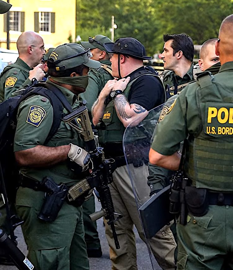 Desde o retorno de Donald Trump à Casa Branca, pelo menos sete pessoas morreram durante operações de fiscalização migratória (Foto: Reprodução TV)