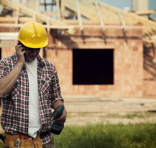 A licença permite que profissionais antes restritos a atividades como carpintaria, pintura e instalação de drywall assumam contratos com o cliente final (Foto: Freepik)