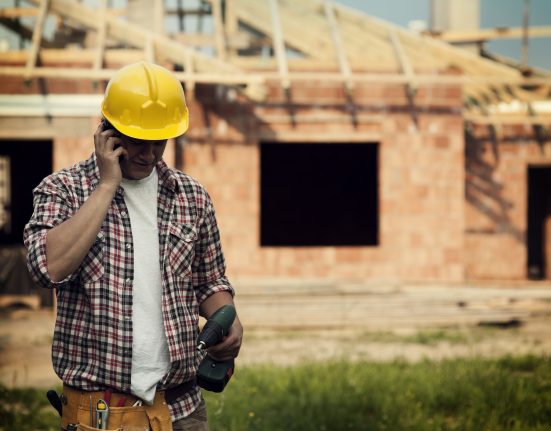 A licença permite que profissionais antes restritos a atividades como carpintaria, pintura e instalação de drywall assumam contratos com o cliente final (Foto: Freepik)