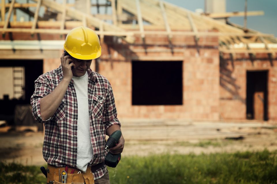 A licença permite que profissionais antes restritos a atividades como carpintaria, pintura e instalação de drywall assumam contratos com o cliente final (Foto: Freepik)