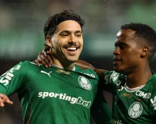 Mauricio (à esquerda), do Palmeiras, teve atuação destacada e fez dois gols que ajudaram a manter a equipe na liderança (Foto: palmeiras.com.br)