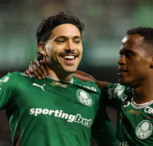 Mauricio (à esquerda), do Palmeiras, teve atuação destacada e fez dois gols que ajudaram a manter a equipe na liderança (Foto: palmeiras.com.br)