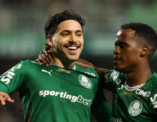 Mauricio (à esquerda), do Palmeiras, teve atuação destacada e fez dois gols que ajudaram a manter a equipe na liderança (Foto: palmeiras.com.br)