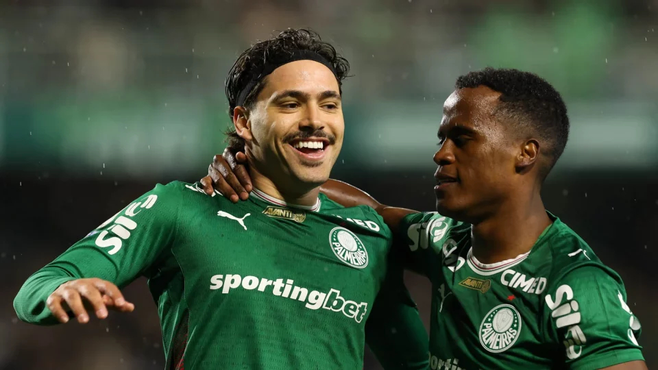 Mauricio (à esquerda), do Palmeiras, teve atuação destacada e fez dois gols que ajudaram a manter a equipe na liderança (Foto: palmeiras.com.br)