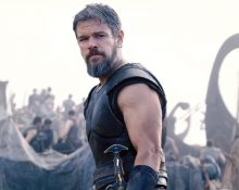 Matt Damon interpreta Odisseu com uma humanidade tão crua e ferida que você esquece por completo que está assistindo a uma superprodução de Hollywood (Foto: Divulgação)
