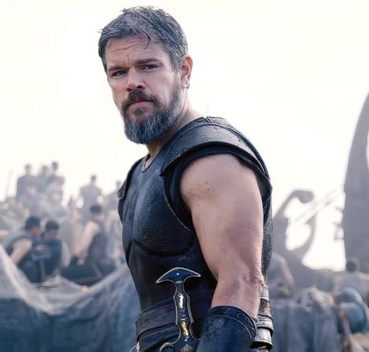 Matt Damon interpreta Odisseu com uma humanidade tão crua e ferida que você esquece por completo que está assistindo a uma superprodução de Hollywood (Foto: Divulgação)