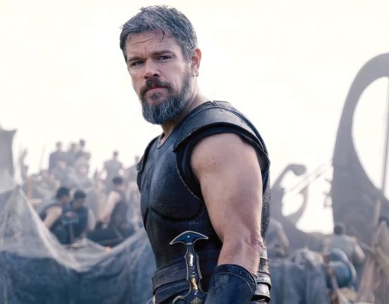 Matt Damon interpreta Odisseu com uma humanidade tão crua e ferida que você esquece por completo que está assistindo a uma superprodução de Hollywood (Foto: Divulgação)