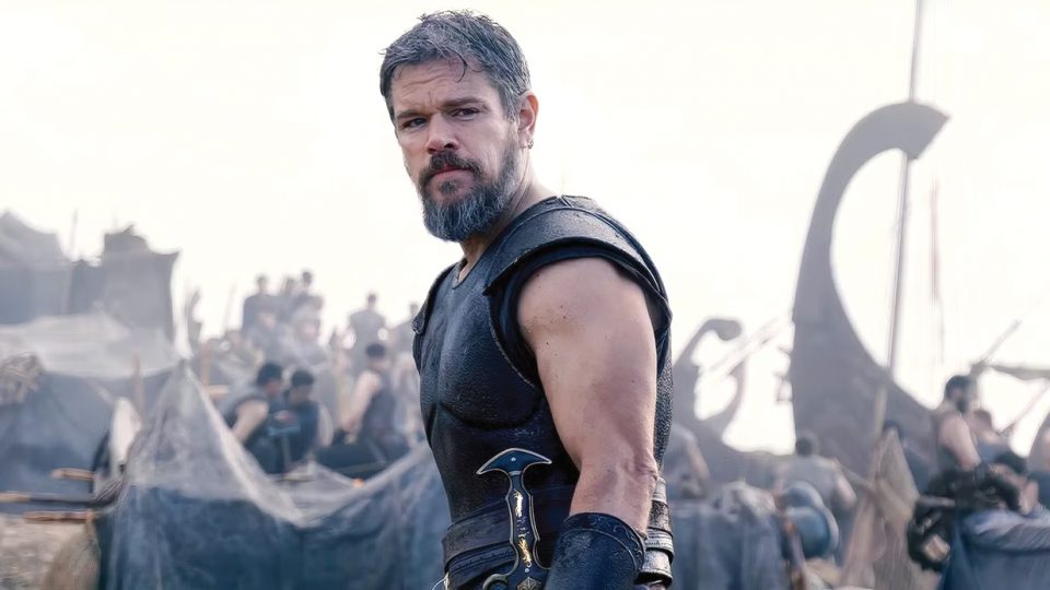 Matt Damon interpreta Odisseu com uma humanidade tão crua e ferida que você esquece por completo que está assistindo a uma superprodução de Hollywood (Foto: Divulgação)