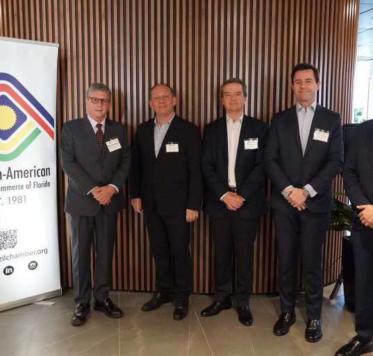Farani (à esquerda na foto) com Carlos Leibowicz (presidente & CEO do Bradesco Bank), Guilherme Leal (vice-presidente Bradesco Brasil), Augusto Miranda (diretor-executivo Bradesco Brasil) e Marson Cunha (presidente da BACCF) (Foto: Bradesco Bank)
