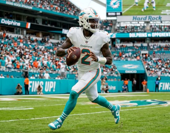 Malik Willis, o novo quarterback do Miami Dolphins (Foto: Gerada por IA)