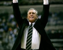 Pat Riley, o “Godfather”, montou uma equipe competitiva para lutar por título já em 2026/2027 (Foto: Wikipedia)