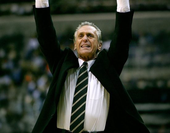 Pat Riley, o “Godfather”, montou uma equipe competitiva para lutar por título já em 2026/2027 (Foto: Wikipedia)