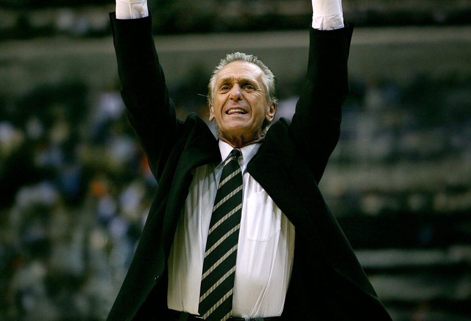 Pat Riley, o “Godfather”, montou uma equipe competitiva para lutar por título já em 2026/2027 (Foto: Wikipedia)