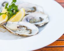 Especialistas reforçam que o uso de suco de limão, molhos apimentados ou bebidas alcoólicas não elimina o patógeno na comida. Apenas o cozimento é capaz de neutralizar a bactéria (Foto: Freepik)