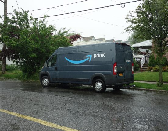 A identidade da vítima não foi divulgada, mas a Amazon confirmou que ela trabalhava como motorista de entregas (Foto: Tdorante10/Wikimedia)