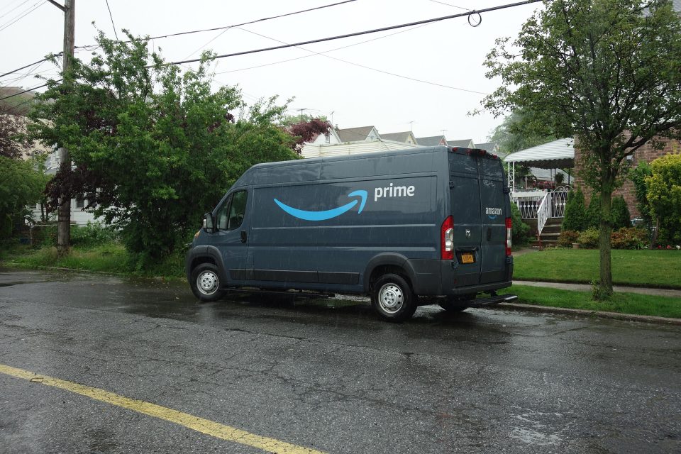 A identidade da vítima não foi divulgada, mas a Amazon confirmou que ela trabalhava como motorista de entregas (Foto: Tdorante10/Wikimedia)