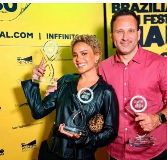 Bella Campos e Bruno Bini, atriz e diretor do filme “Cinco Tipos de Medo”, grande vencedor do 30º Inffinito Brazilian Festival de Miami (Foto: Demetrius Borges)