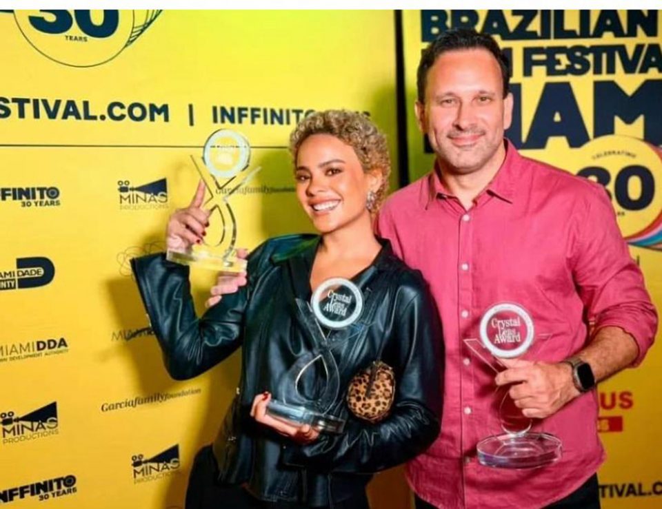 Bella Campos e Bruno Bini, atriz e diretor do filme “Cinco Tipos de Medo”, grande vencedor do 30º Inffinito Brazilian Festival de Miami (Foto: Demetrius Borges)