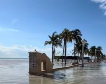 Com o nível do oceano elevado, o sistema de drenagem perde capacidade de escoamento, permitindo que a água salgada retorne pelas galerias pluviais e cause alagamentos (Foto: Reprodução redes sociais)