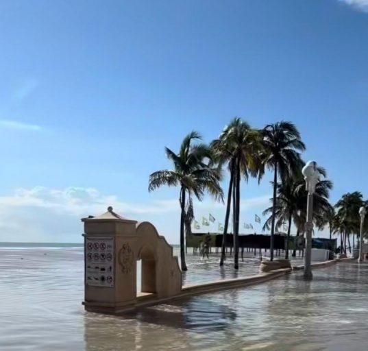 Com o nível do oceano elevado, o sistema de drenagem perde capacidade de escoamento, permitindo que a água salgada retorne pelas galerias pluviais e cause alagamentos (Foto: Reprodução redes sociais)