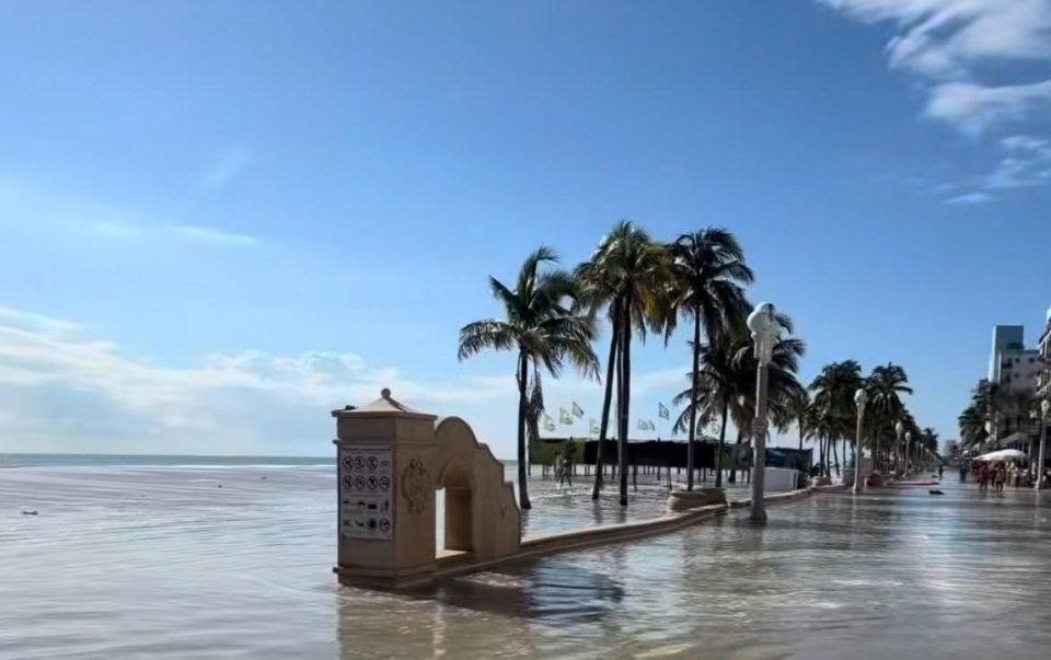 Com o nível do oceano elevado, o sistema de drenagem perde capacidade de escoamento, permitindo que a água salgada retorne pelas galerias pluviais e cause alagamentos (Foto: Reprodução redes sociais)