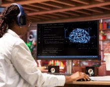 O chip implantado no cérebro converte sinais elétricos em áudio, permitindo a recomposição da voz sem a necessidade de digitação ou seleção visual de caracteres (Foto: Freepik)